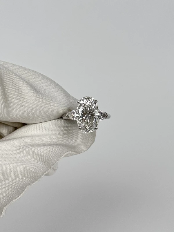 Graff OVAL DIAMOND 5.02 CT G/SI1 RING (GIA) GR5.02G/SI1 2