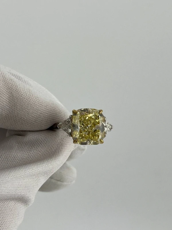 Earrings without a brand С БРИЛЛИАНТОМ 6.80 CT FLY/VS1 FANCY LIGHT YELLOW 6.80 ct. 3