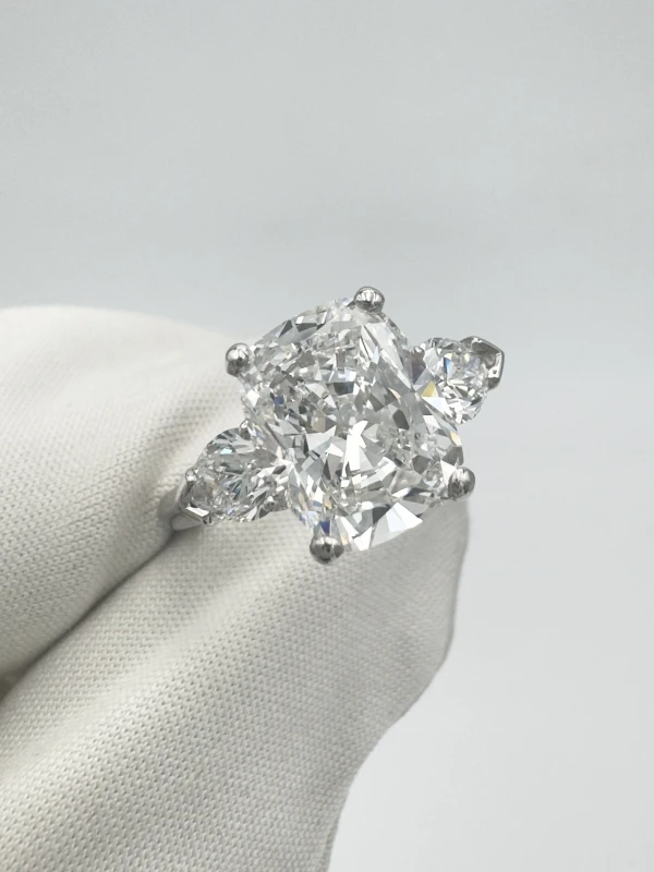 Graff CUSHION DIAMOND 3.22 CT E/VS2 RING (GIA) 3.22 CT E/VS2 3