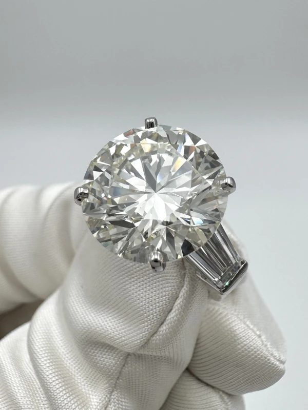 Graff ROUND DIAMOND  9.07 CT L/VS2 RING (SIZE 49) RGR9.07 3