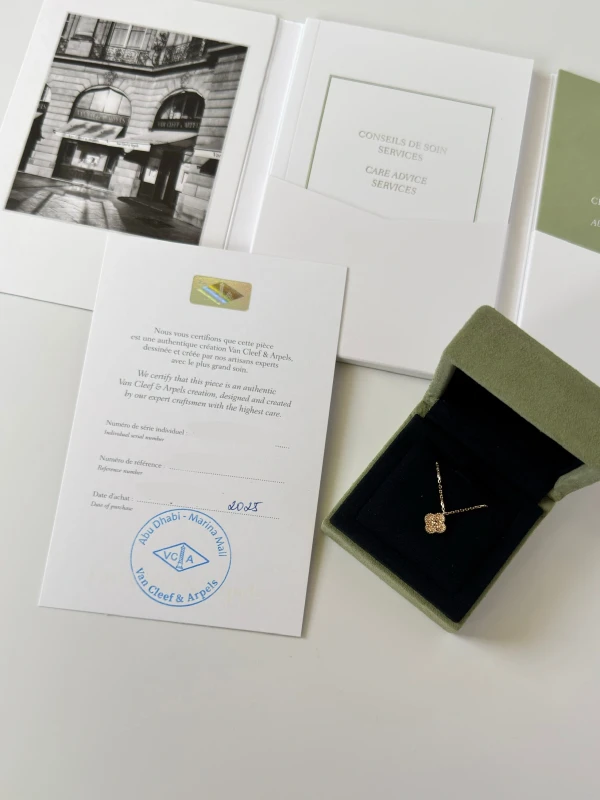 Van Cleef & Arpels. SWEET ALHAMBRA PENDANT VCARO8DF00 3