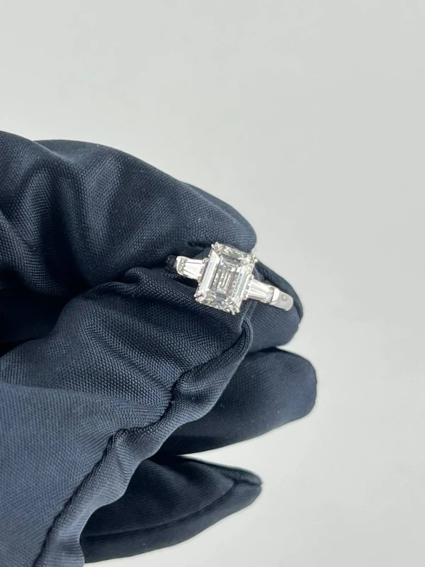 Harry Winston EMERALD DIAMOND 1.80 F/VVS1 RING HW 1,80F/VVS1 RING 3