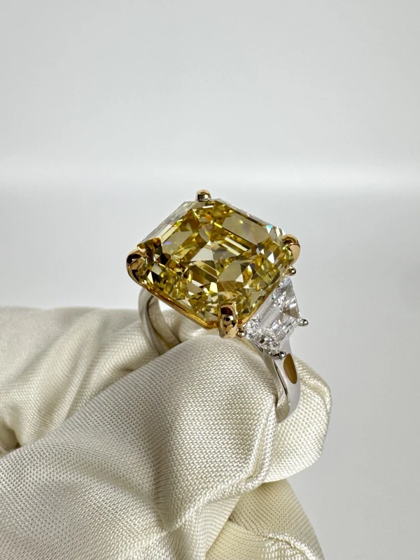 No name SQUARE EMERALD DIAMOND 10.02 CT FANCY YELLOW/VS2 RING (GIA) 219604 10.02 FY/VS2 3