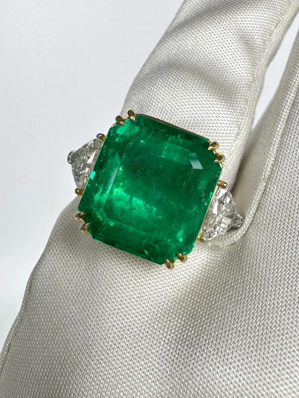 No name Colombia Emerald 12.82 ct Vivid Green Ring (GRS) NN12.82 4