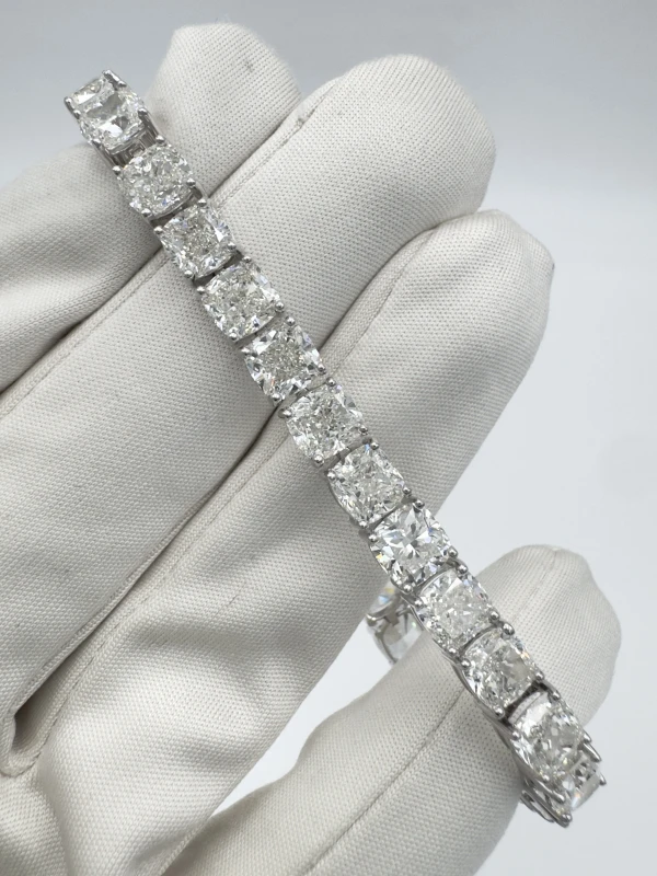 Earrings without a brand CUSHION DIAMOND 29.39 CT BRACELET (GIA) NN29.39 2