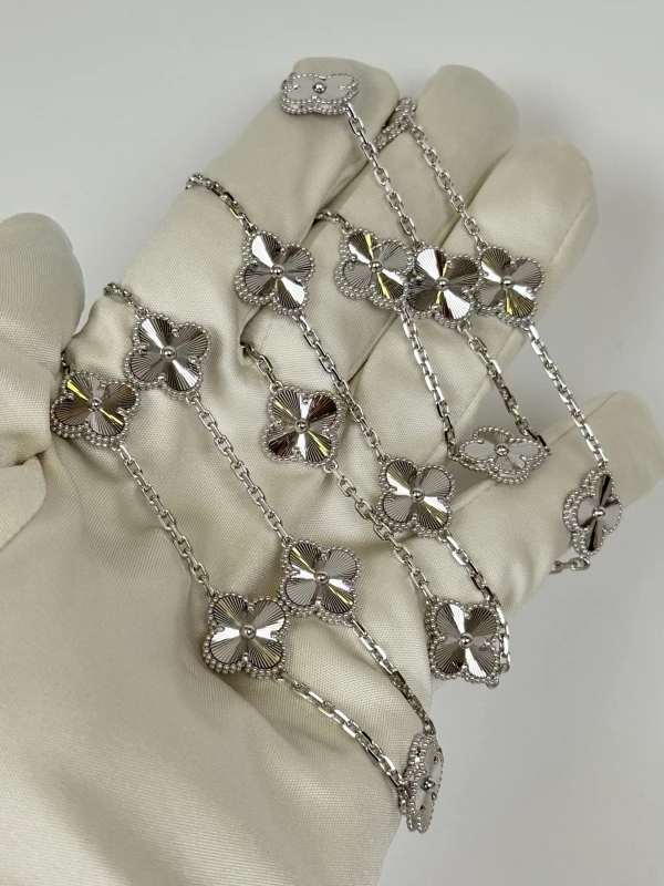 Van Cleef & Arpels. VINTAGE ALHAMBRA LONG NECKLACE, 20 MOTIFS VCARP9XH00 5