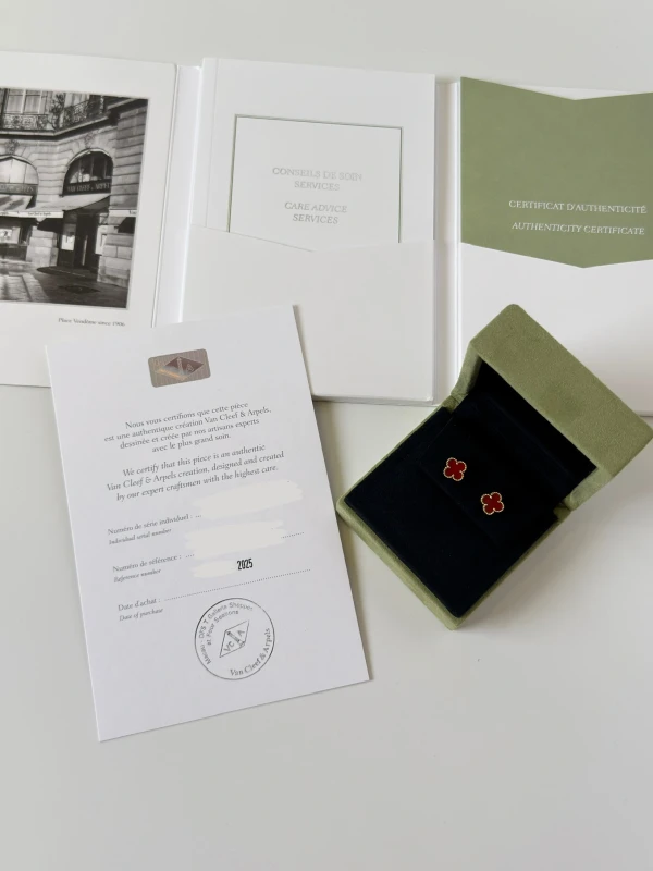 Van Cleef & Arpels. SWEET ALHAMBRA EARRINGS VCARN6BO00 3