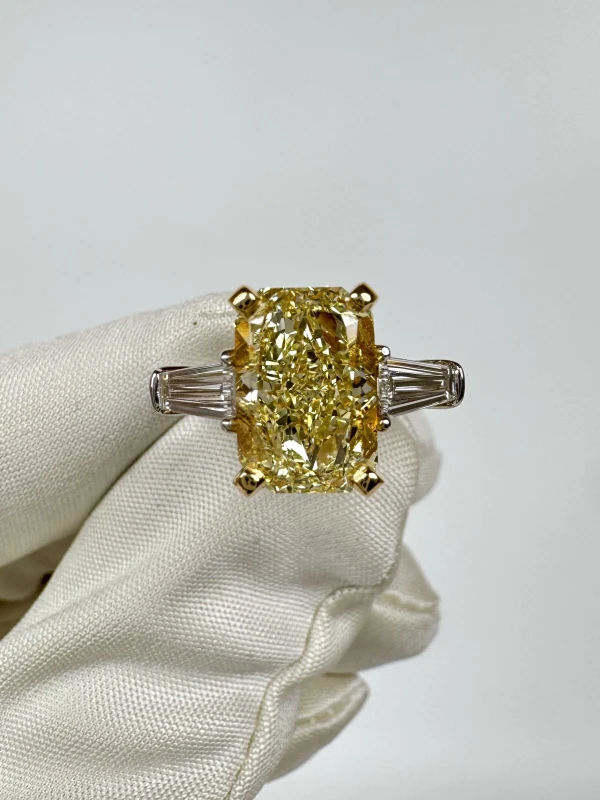 No name RADIANT DIAMOND 3.30 CT FANCY YELLOW/SI1 RING (GIA) NN3.30CTFY/SI1 2
