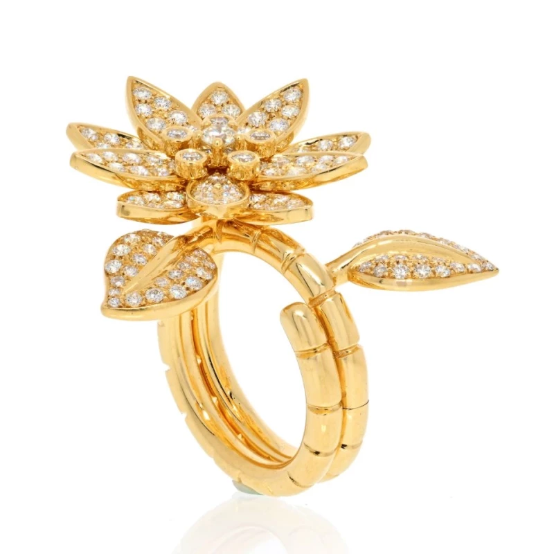 Van Cleef & Arpels. LOTUS RING (SIZE 50) Van Cleef & Arpels240210 2