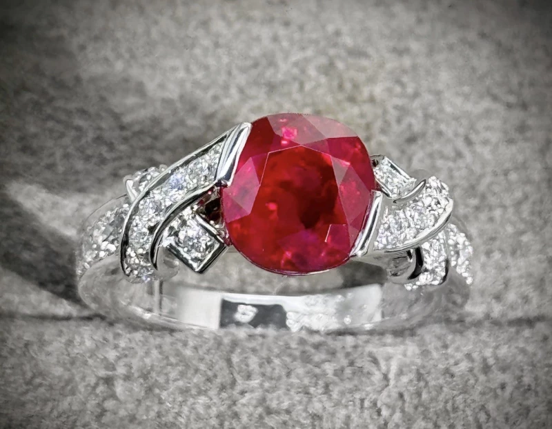 Van Cleef & Arpels. 2.60 CT RUBY  RING Ruby 2.60 CT 3