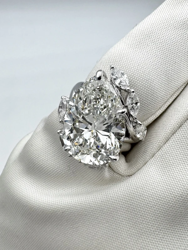 Earrings without a brand PEAR DIAMOND 10.10 CT H/INTERNALLY FLAWLESS RING (GIA) NN10.10H/IF 4