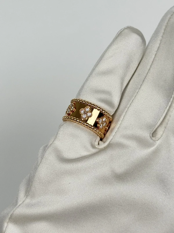 Van Cleef & Arpels PERLÉE CLOVERS RING, MEDIUM MODEL VCARO9LN00 5
