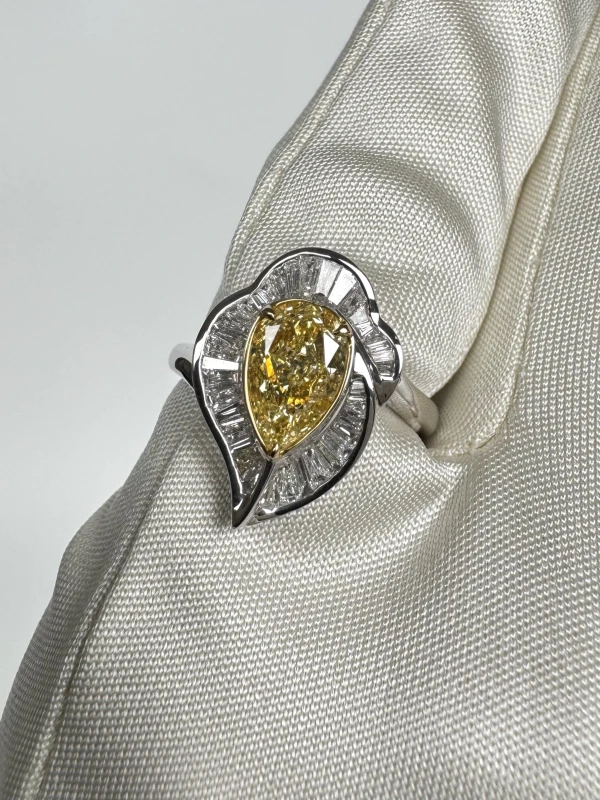 Earrings without a brand PEAR DIAMOND 1.00 CT FANCY LIGHT YELLOW/SI1 RING (GIA) NN1.00 CT FLY/SI 3