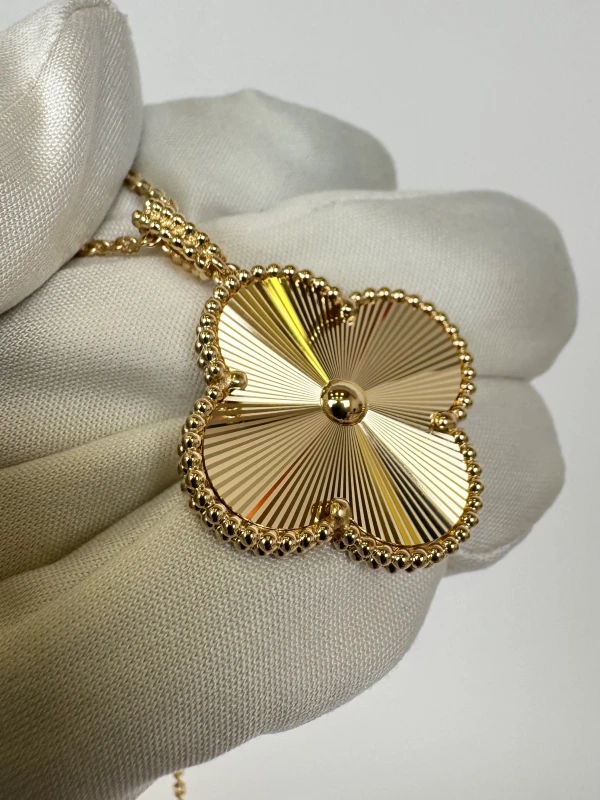 Van Cleef & Arpels. MAGIC ALHAMBRA LONG NECKLACE, 1 MOTIF, YELLOW GOLD VCARP4KO00 4