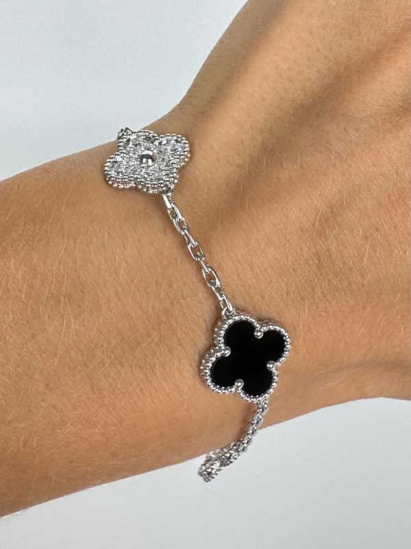 Van Cleef & Arpels. VINTAGE ALHAMBRA BRACELET, 5 MOTIFS. DIAMONDS, ONYX. VCARP2R900 5