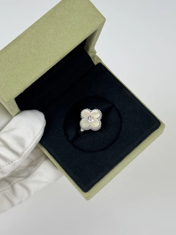 Van Cleef & Arpels. VAN CLEEF & ARPELS VINTAGE ALHAMBRA RING (SIZE 51) VCARF48951 4