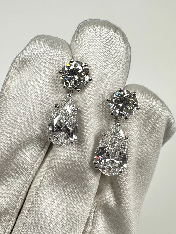 Earrings without a brand PEAR AND ROUND DIAMOND EARRINGS 4.01-4.01 CT E-F/VS2 (GIA) 4.01-4.01 CT E-F/VS2 (GIA) 4