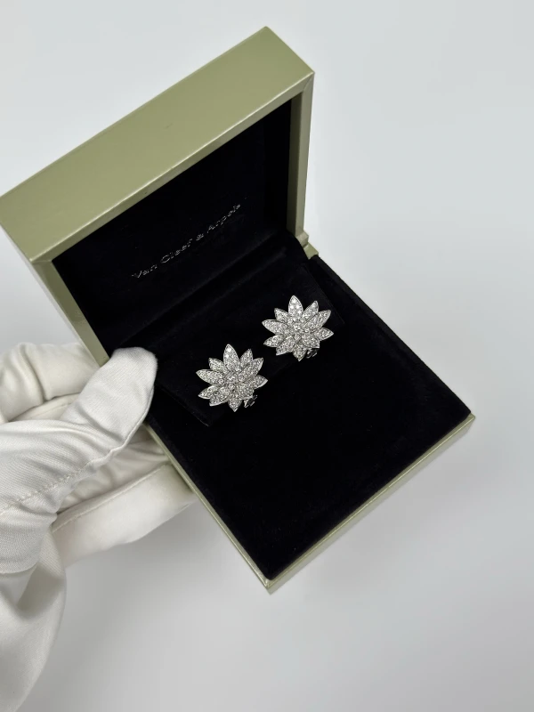 Van Cleef & Arpels. LOTUS EARRINGS, MEDIUM MODEL VCARO96C00 5