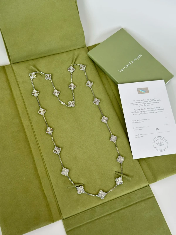 Van Cleef & Arpels. VINTAGE ALHAMBRA LONG NECKLACE, 20 MOTIFS VCARP9XH00 6