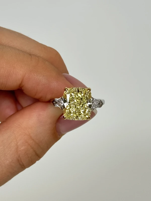 GRAFF CUSHION DIAMOND 5.76 CT FANCY LIGHT YELLOW/VVS2 RING (SIZE 51) GR5.76 CT FLY/VVS2 2