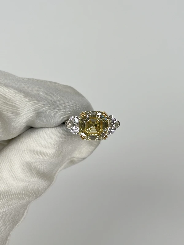 RalfDiamonds EMERALD DIAMOND 5.50 CT LY/VS1 RING (SIZE 52) 5.50 CT LY/VS 2