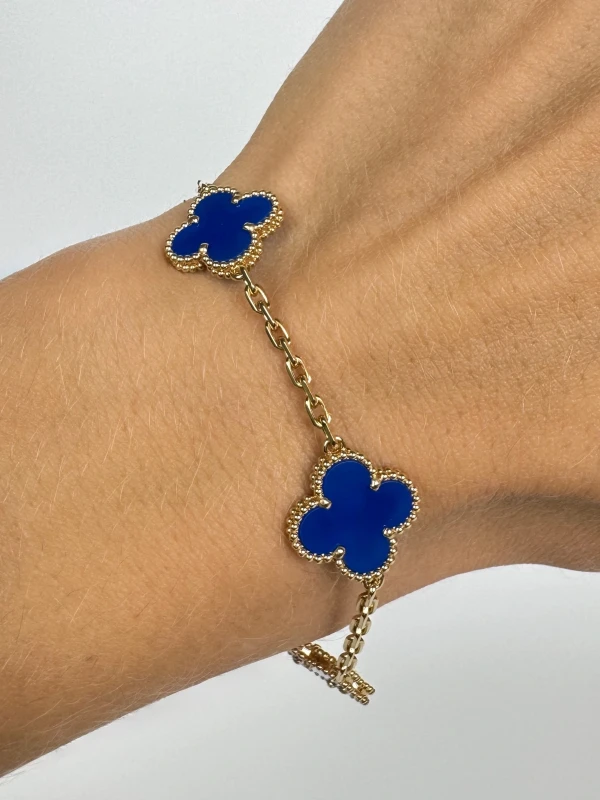 Van Cleef & Arpels. VINTAGE ALHAMBRA BRACELET, 5 MOTIFS. AGATE VCARP34900 5