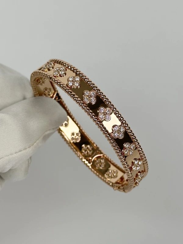 Van Cleef & Arpels. PERLÉE CLOVERS (SIZE 18) VCARN5B200 2