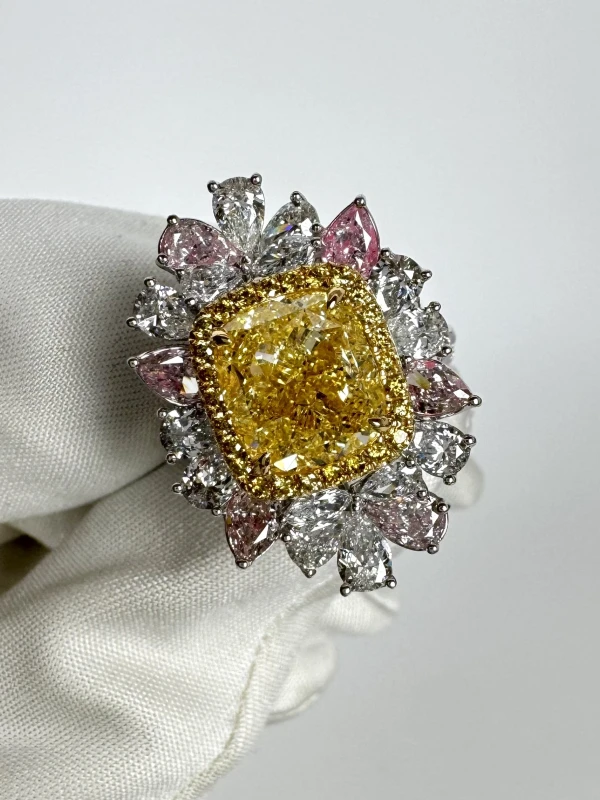 Earrings without a brand CUSHION DIAMOND 5.00 CT FANCY YELLOW/VS2 RING (GIA) 238921 5.00 CT FY/VS2 3