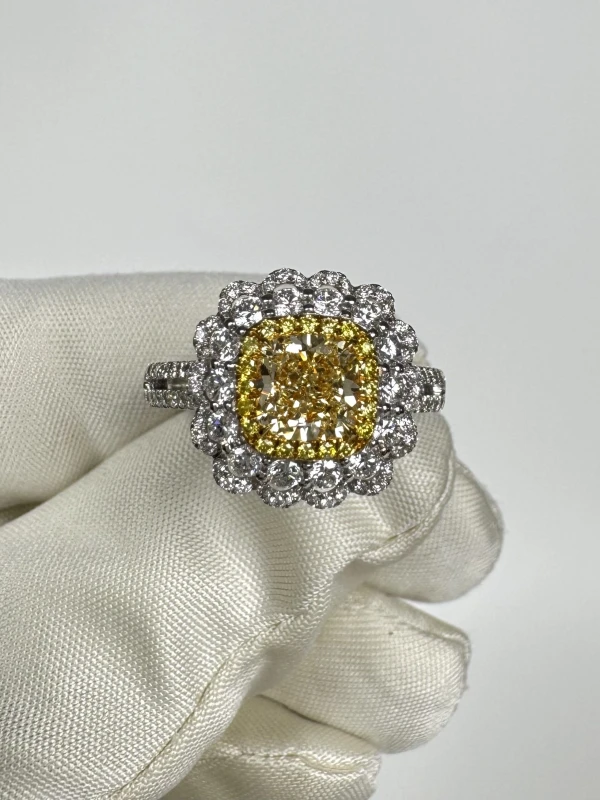 Earrings without a brand CUSHION DIAMOND 1.05 CT FANCY LIGHT YELLOW/VS2 RING (GIA) NN1.050CT FLY/VS 2