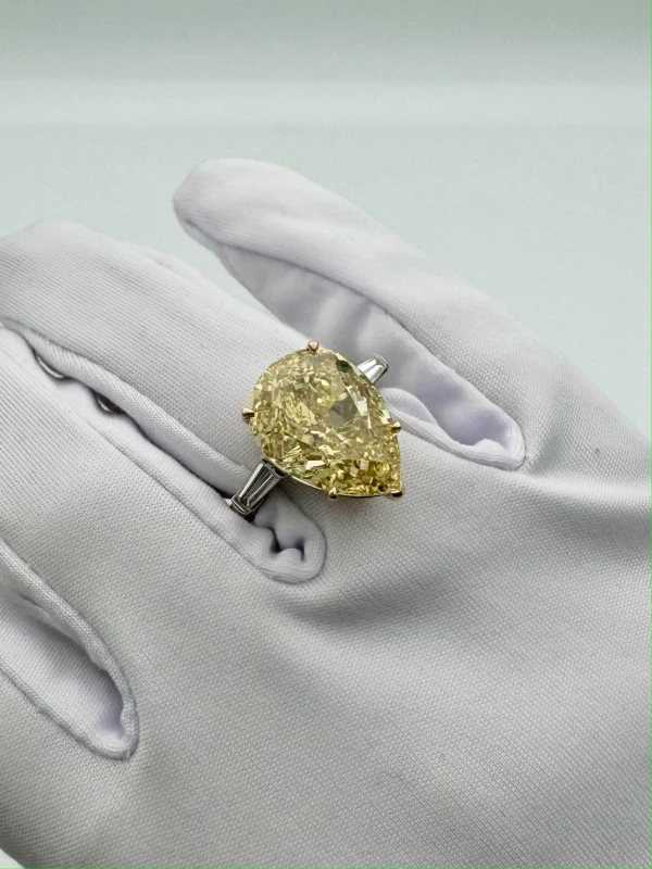 No name С БРИЛЛИАНТОМ 10.11 CT FANCY YELLOW 10.11 CT FANCY YELLOW 6