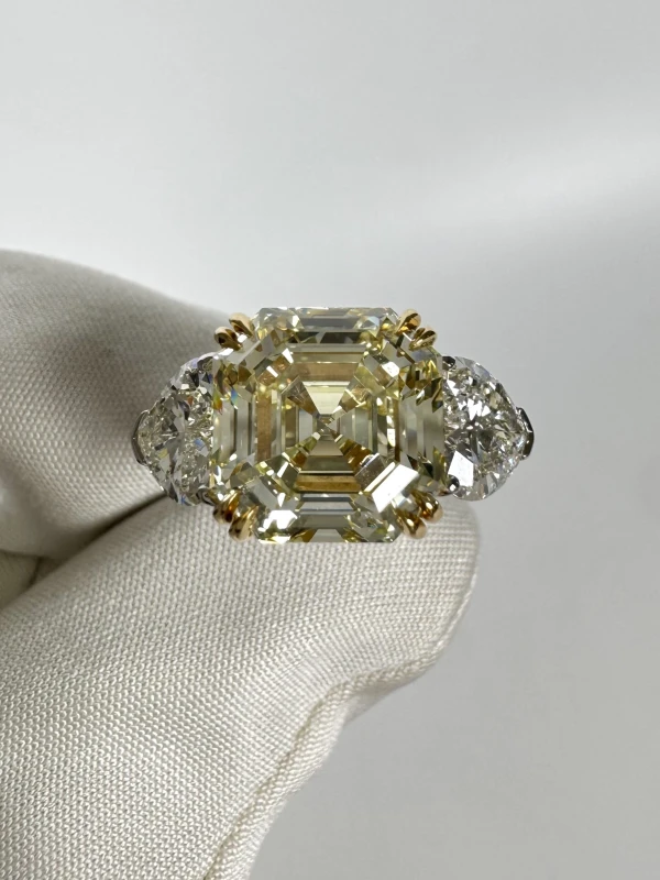 RalfDiamonds EMERALD DIAMOND 5.50 CT LY/VS1 RING (SIZE 52) 5.50 CT LY/VS 2