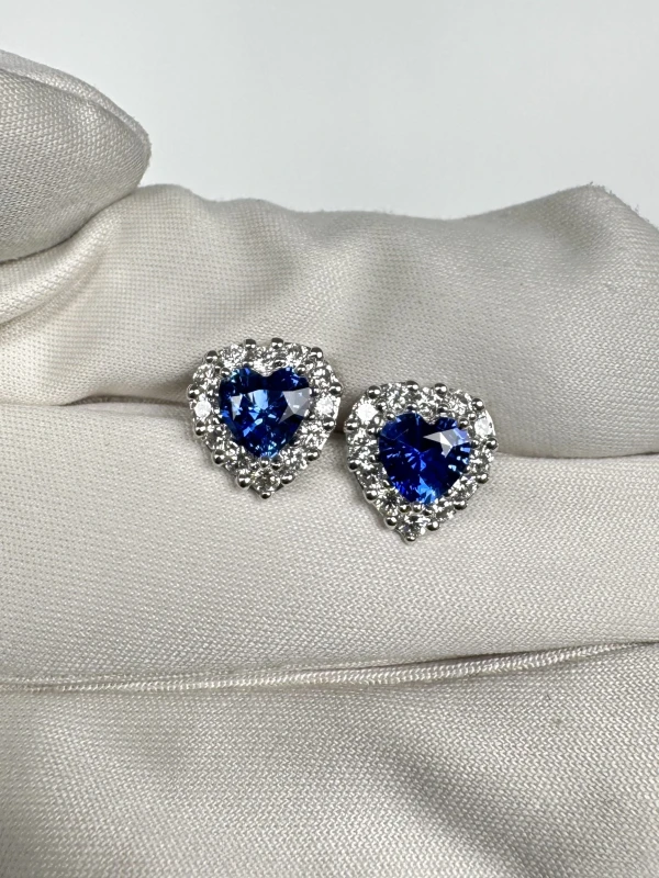Graff HEART SAPPHIRE ICON STUD EARRINGS 0.87-0.78 CT RGE1552 3