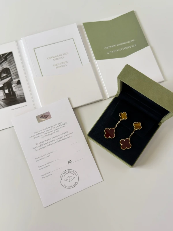 Van Cleef & Arpels. MAGIC ALHAMBRA EARRINGS, 2 MOTIFS VCARN5JR00 5