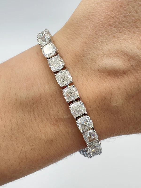 Earrings without a brand CUSHION DIAMOND 29.39 CT BRACELET (GIA) NN29.39 4