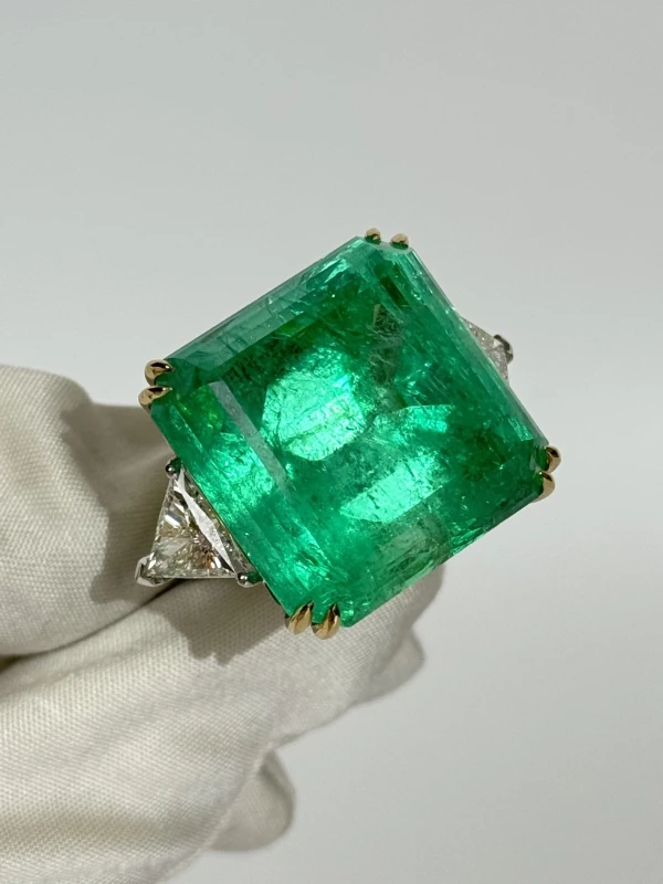 No name COLOMBIA EMERALD 78.46 CT GREEN RING (GRS) NN78.46 4