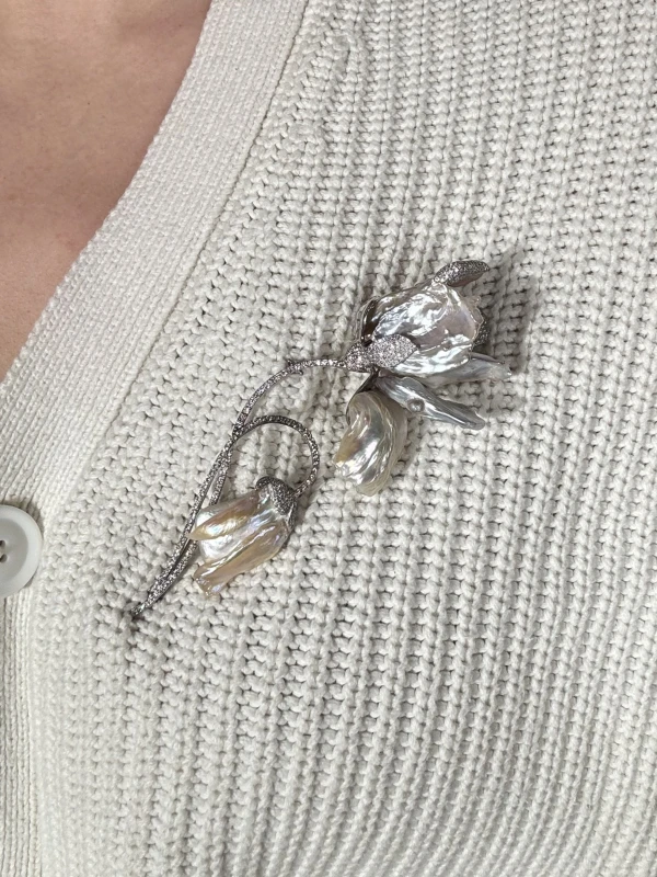 Yvel БРОШЬ С ЖЕМЧУГОМ BR-10-FLOW3W 2