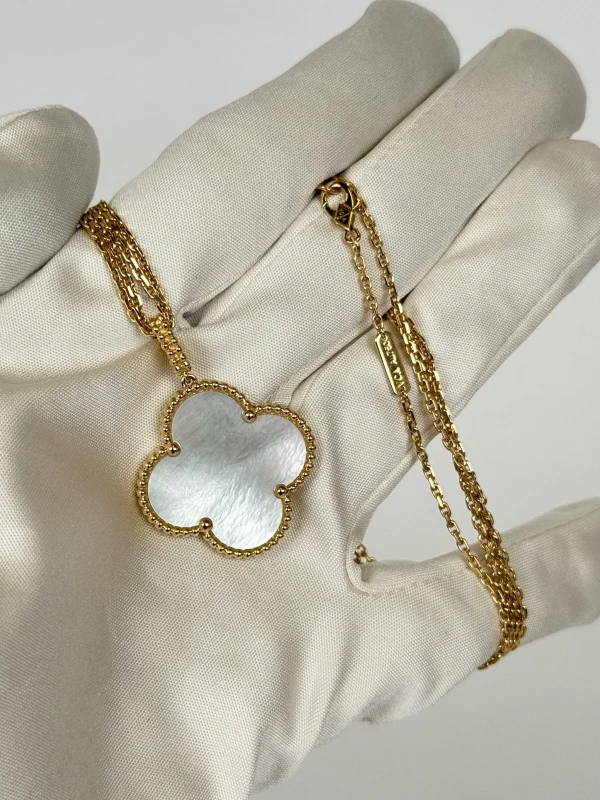 Van Cleef & Arpels. Magic Alhambra Necklace, 1 motif VCARO49L00 3