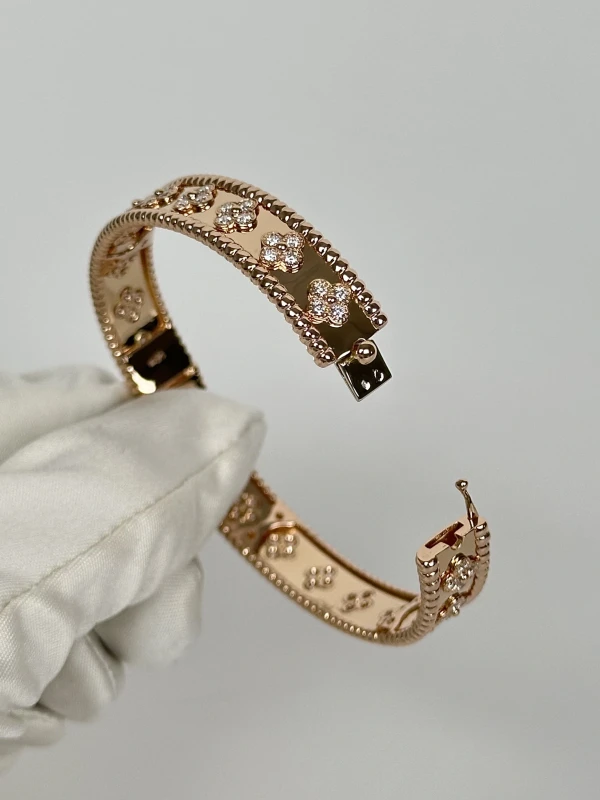 Van Cleef & Arpels. PERLÉE CLOVERS (SIZE 18) VCARN5B200 3