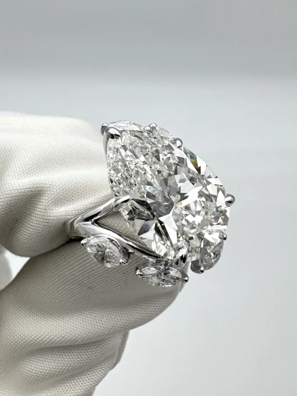 Earrings without a brand PEAR DIAMOND 10.10 CT H/INTERNALLY FLAWLESS RING (GIA) NN10.10H/IF 3