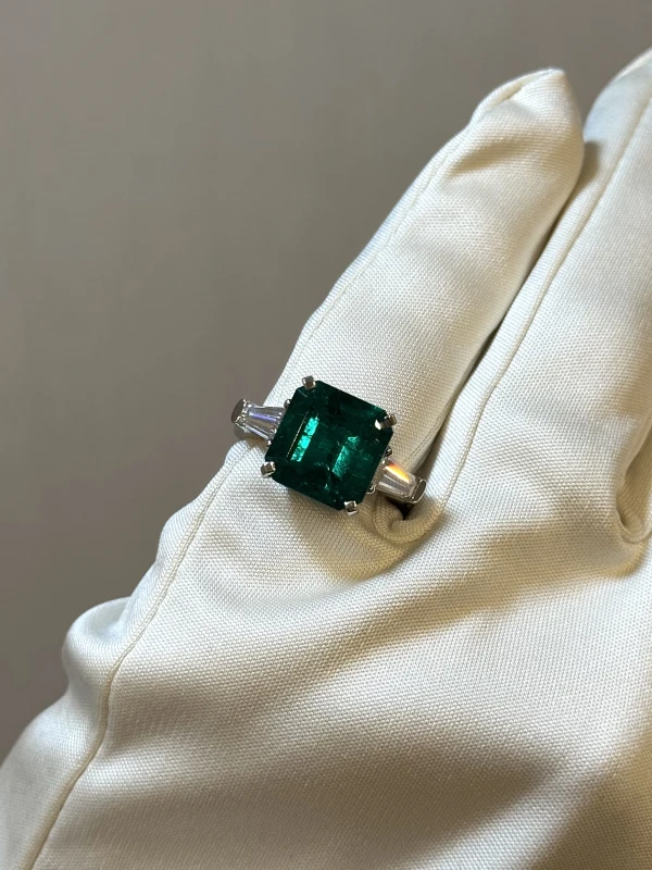 Earrings without a brand EMERALD 6.46 CT VIVID GREEN RING, COLOMBIA NN6.46 5