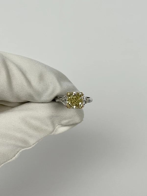 Earrings without a brand RADIANT DIAMOND RING (SIZE 52) GIA NN 3.02 CT Y-Z/SI2 2