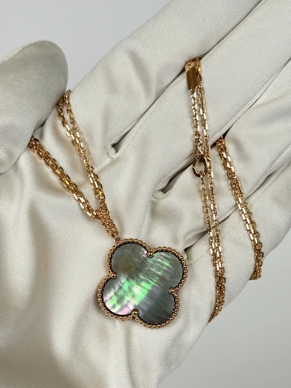 Van Cleef & Arpels. MAGIC ALHAMBRA LONG NECKLACE, 1 MOTIF. MOTHER-OF-PEARL VCARP6I200 5