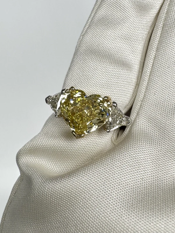 No name HEART DIAMOND 4.35 CT FANCY INTENSE YELLOW/VS2 RING (SIZE 52) GIA NN4.35 FIY/VS2 4