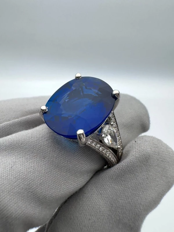 No name SAPHIRE AND DIAMOND RING 15.40 CT VIVID BLUE 15.40 CT VIVID BLUE 3