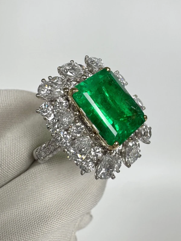 No name EMERALD 5.44 CT GREEN RING (GRS) NN5.44 CT 3