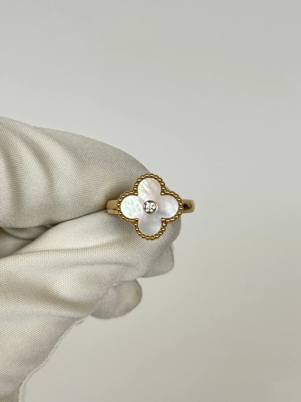 Van Cleef & Arpels. VINTAGE ALHAMBRA, DIAMOND, MOTHER OF PEARL RING (SIZE 53) VCARA41153 4