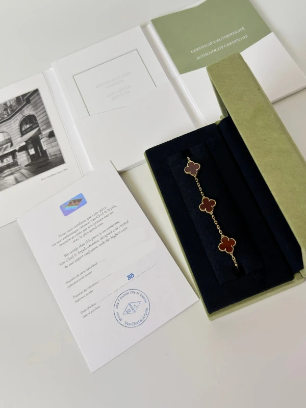 Van Cleef & Arpels. VINTAGE ALHAMBRA BRACELET, 5 MOTIFS VCARD35500 3