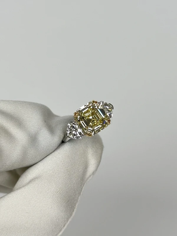 RalfDiamonds EMERALD DIAMOND 5.50 CT LY/VS1 RING (SIZE 52) 5.50 CT LY/VS 3