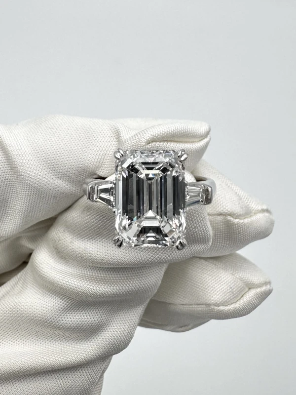 Earrings without a brand EMERALD DIAMOND 5.01 CT D/VVS2 RING (GIA) NN5.01D/VVS 2