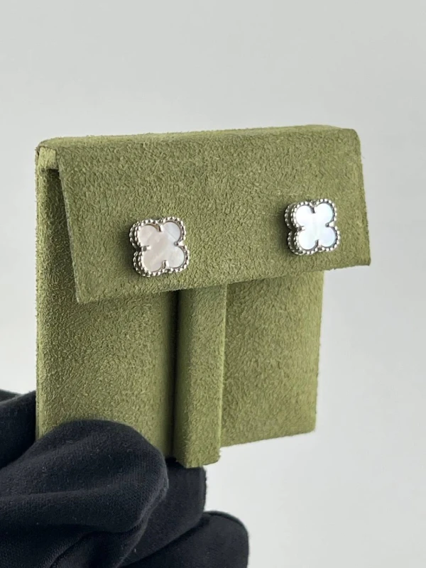 Van Cleef & Arpels SWEET ALHAMBRA EASRTUDS VCARG12000 4